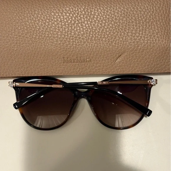 MaxMara Tortoise shell Sunglasses with Gold Accents and  display picture 1